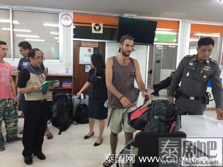 巴西游客坐泰国大巴遭甩客财物被盗