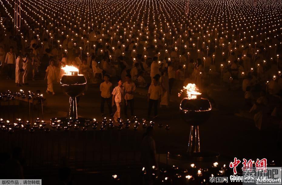 泰国庆祝万佛节巡礼朝拜活动照