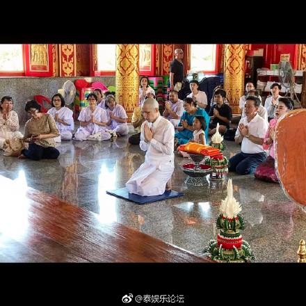 泰星Jes参加好友的出家仪式