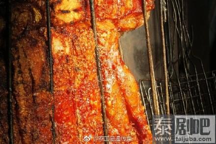 泰国大叔巧用阳光反射烤肉