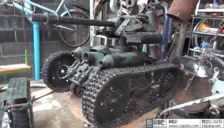 泰国大叔利用废旧汽车零件制作机器人