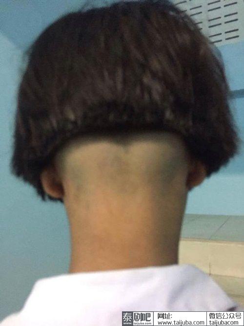 泰国小学生剪头发1/3后脑勺被剃光