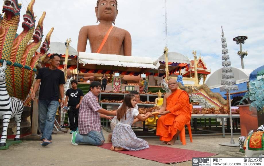 泰国佛统府300个猪头和20万现金摆满寺庙