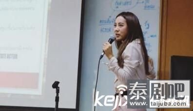 泰国博士老师走红：除了漂亮外貌知识又广 征服学生