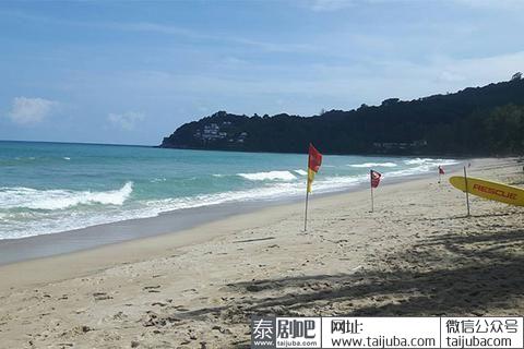 泰国海滩边的红旗