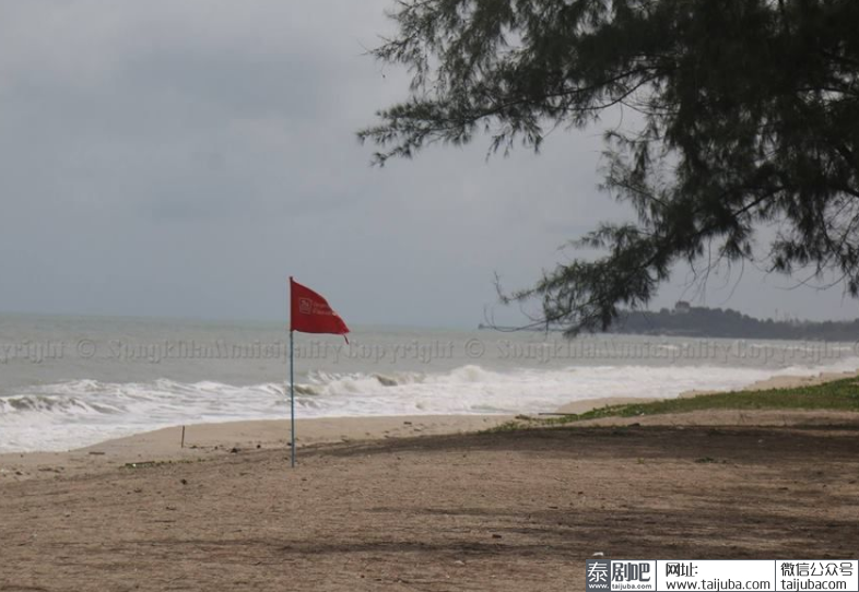 泰国海滩边的红旗