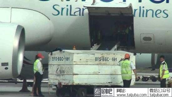 泰国素万那普机场行李员偷乘客财物被抓现行