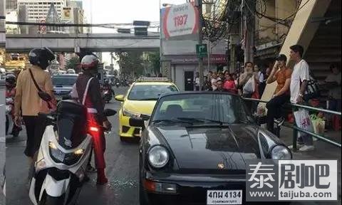 泰国人气男星马里奥驾车与出租车相撞.jpg