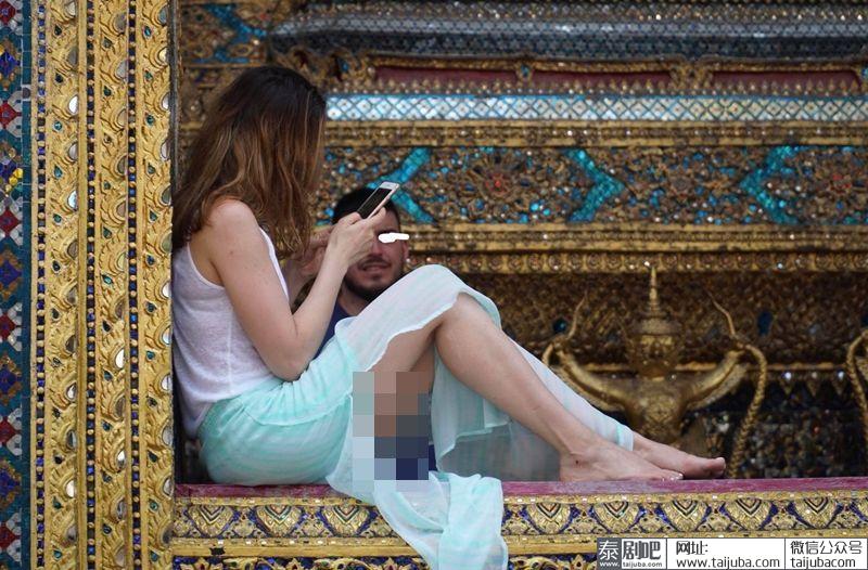 西方游客曼谷玉佛寺围廊上走光拍照被骂惨