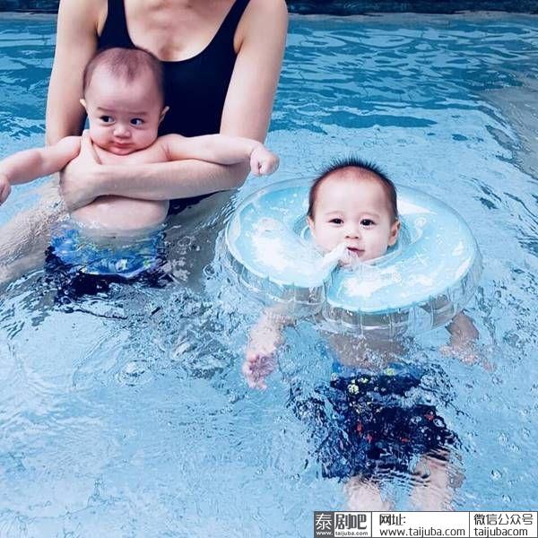 泰星Chompoo带双胞胎儿子游泳