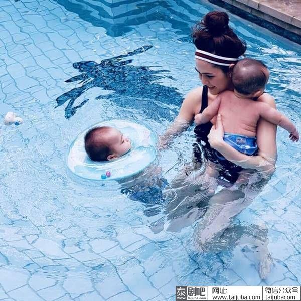 泰星Chompoo带双胞胎儿子游泳