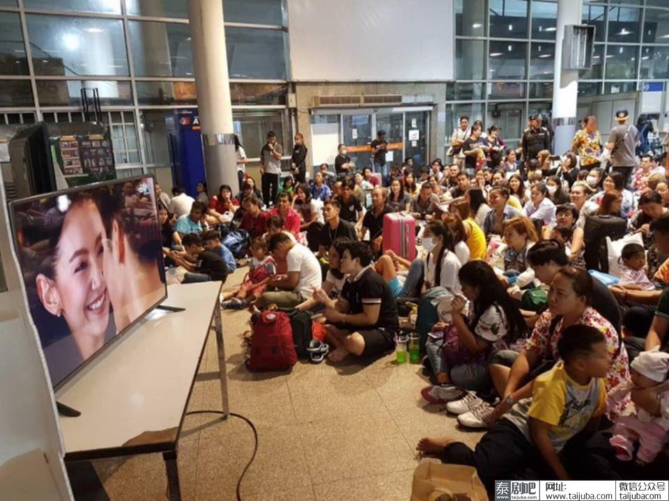 曼谷车站候车厅乘客聚集观看《天生一对》大结局