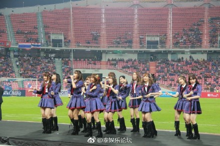 泰国人气女团BNK48现身足球赛场献唱
