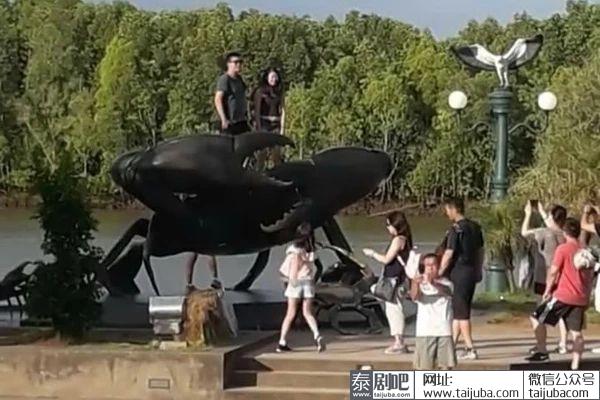 中国游客被曝攀爬泰国甲米