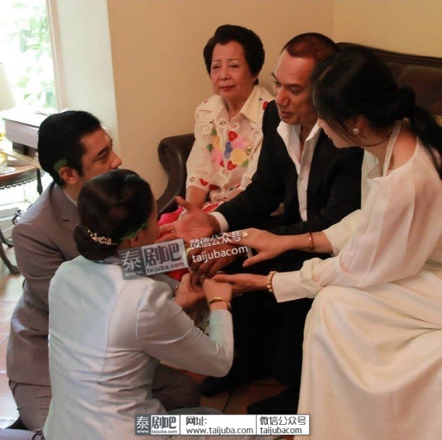 泰国男星Num与交往已久的女友领证结婚