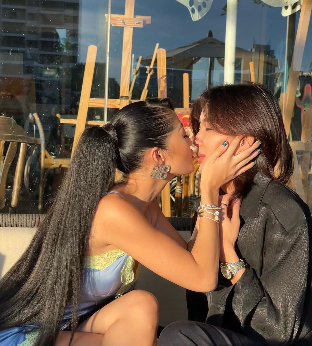 泰国女网红Milky疑似出柜 晒与女伴热吻照