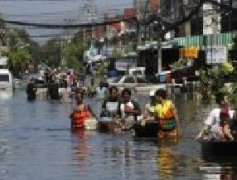 泰国总理称有信心战胜洪水 国王要求军队全力救灾