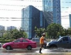 泰国洪水致曼谷地区1/5被淹 泰国政府劝告百万居民加速疏散
