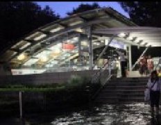 泰国曼谷地铁口遭洪水围困  泰国曼谷洪水围困地铁出入口 