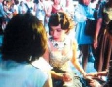 泰国当红女星Ploy忙捞金 带病工作突然晕倒