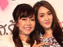泰星Min Pechaya的母亲证实其还单身 相信女儿能自己找的意中人