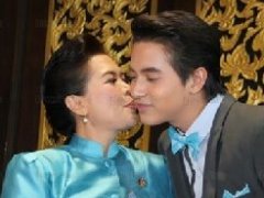 James Jirayu&Pooklook等泰星携母亲参加“母子连心”荣誉仪式