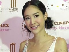 泰星Tangmo很高兴Tono买粉红色围巾送她 母亲节和Tono母亲吃饭