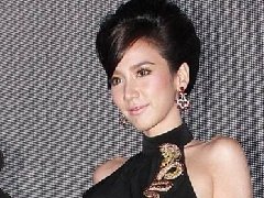 AumP等众泰星争相与与Kob Suwanant漂亮女儿小超级明星Nada合影