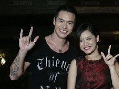 泰星Peter单膝下跪向女友Ploy求婚 承认女方未婚先孕