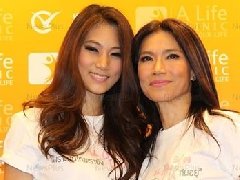 janie老公的前妻Tu Nunthida和女儿Pleng首次一道出席活动 乐意让女儿进演艺圈