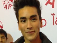 Nadech否认悄悄与Yaya庆祝周年 否认与Mario结伙与KenP闹不和