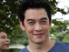 泰星Charit与妻子Woonsen一道意大利拍摄时尚照 称正拍摄《炽焰沙》
