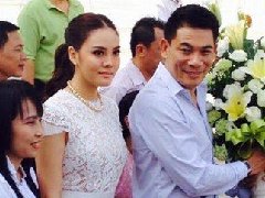 Janie为45岁老公Ae Chonsawat生日庆生