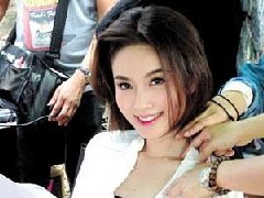 最美人妖皇后Poy签约香港寰宇