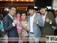 Boy Pakorn母亲获“杰出母亲”奖  James Jirayu获年度“孝顺子女”奖