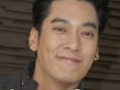 泰星Vee否认知心女子送花到《浓情满屋》剧组  Pae为演新剧苦练摩托车 