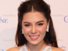 Lydia与Matthew法国拍摄婚纱照 Noon贴与Todd亲吻面颊的图片是长辈要求