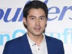 Smart否认不接演父亲角色 Off称赞Janie职业素养