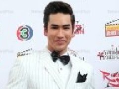 Nadech取二等荣誉没有特权 人妖皇后Poy有香港明星追求