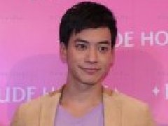 Bie饰演的电影《教师日记》角逐奥斯卡奖 Mario身着缅甸服饰登上缅甸杂志的封面
