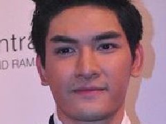 Singto不在意与某杂志主编依偎在一起的图片 Tangmo否认定做婚纱不付钱
