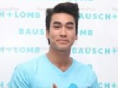 Nadech月中与母亲做供僧衣功德活动 感谢Yaya腿部带伤上演唱会