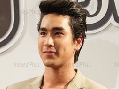 Nadech否认与Yaya拍照碰女方胸部 Toey打算新年期间去国外拜见Alex父亲