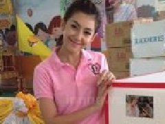 Bella带影迷做功德庆祝生日 Yui与Than称还没有计划结婚