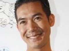Weir称左手无名指戒指是助理买给他  Vee说在新年前与圈中朋友一道去泰北游玩