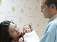 Aff与Songkran为爱女取名Peemai Bank在Ins上贴刚出生女儿Nilla的图片