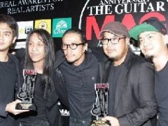 Toon Bodyslam获The Guitar Mag Awards最佳歌手、最佳专辑奖