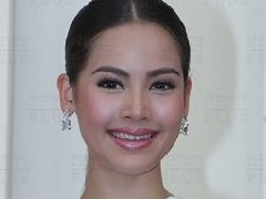 Yaya在《人生波动》中饰演自信满满的女子 Toey对有人说她饰演Yaya的配角不理会