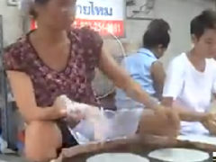泰国搞笑视频 开挂泰国小贩做薄
