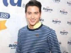 James Jirayu称赞Ploychompoo可爱 Aff否认土地案件致GMM不再续约